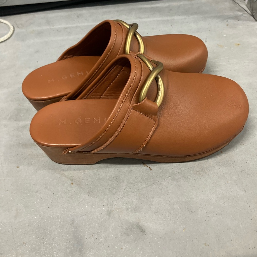 M. Gemi Tan Leather Clogs with Gold Detail - Picture 4 of 6